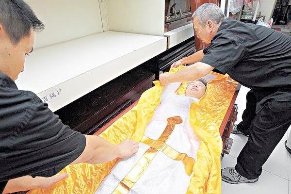 (起底) 殯儀學徒起薪點45000至63000 上班首天要入殮房陪五屍體一齊訓