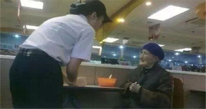 「80歲阿嬤哽咽問服務員：「我只有2塊錢，我想喝湯...」結果服務員端上一碗湯飯，她卻急忙說...」的圖片搜尋結果