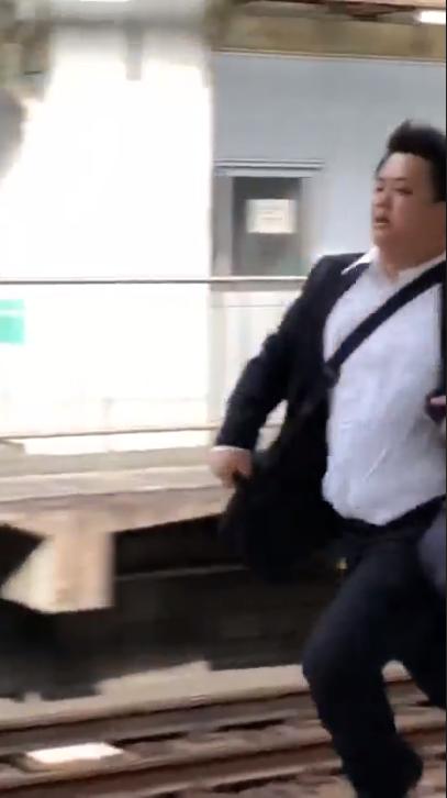 驚見JK猛追逃跑癡漢!日男潛規則「有沒有做都要先跑」原因大驚:某些女生超恐怖..(影)