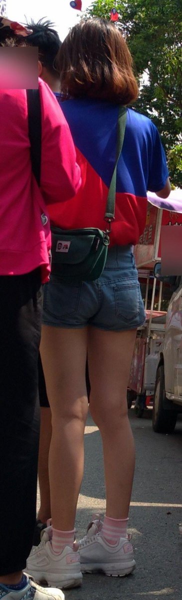 夏天路上好香!滿街「超短熱褲+低胸小可愛」一流汗...貼身曲線大看光:好精彩!