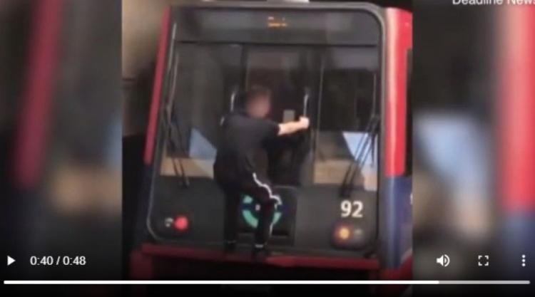 英國16歲玩命少年！「單手抓住列車尾」危險動作慘遭拍下...網怒：真是違法行為！