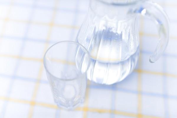 人體塑膠微粒是「喝下去的」！專家曝「83%自來水」受汙染...瓶裝水更慘